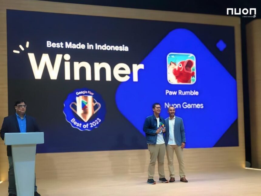 Director APAC P&E Marketing Google, Srikant Nayak (paling kanan) menyerahkan penghargaan “Best Made in Indonesia” kepada gim Paw Rumble yang diterima oleh SPV Game Publishing Nuon, Christoper Andrew Kemur (tengah) disaksikan Google Play Policy Experience Manager, Sid Tiwari (paling kiri) dalam ajang Google Play Best of 2023 di Singapura, beberapa waktu lalu. Foto: Telkom Indonesia