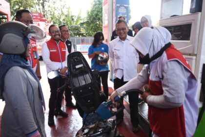 Menteri Energi dan Sumber Daya Mineral (ESDM) Arifin Tasrif saat melakukan kunjungan ke salah satu stasiun BBM. Foto: Istimewa