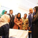 Wakil Presiden Republik Islam Iran Dr. Ensieh Khazali duduk bersama Nasabah PT Permodalan Nasional Madani (PNM) sambil membatik dengan canting di Menara PNM pada Kamis (21/12), dalam rangka Kunjungan Kerja bersama Kementerian Pemberdayaan Perempuan dan Perlindungan Anak (KPPPA) ke PNM.foto/PNM