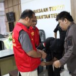 Penyidik pidana khusus Kejaksaan Tinggi Kalimantan Tengah (Kejati Kalteng) saat hendak menahan dua tersangka kasus dugaan korupsi pengadaan bahan bakar batubara untuk PT PLN (Persero) yang berasal dari Wilayah Penambangan Kalimantan Tengah Tahun 2022.