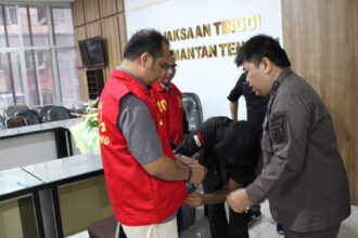 Penyidik pidana khusus Kejaksaan Tinggi Kalimantan Tengah (Kejati Kalteng) saat hendak menahan dua tersangka kasus dugaan korupsi pengadaan bahan bakar batubara untuk PT PLN (Persero) yang berasal dari Wilayah Penambangan Kalimantan Tengah Tahun 2022.