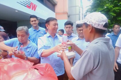 Wiranto bersama sekitar 100 mahasiswa dan milenial membagikan makan siang dan susu gratis bagi 100 warga sekitar. Langkah ini sesuai dengan program yang ditawarkan oleh pasangan Prabowo-Gibran.