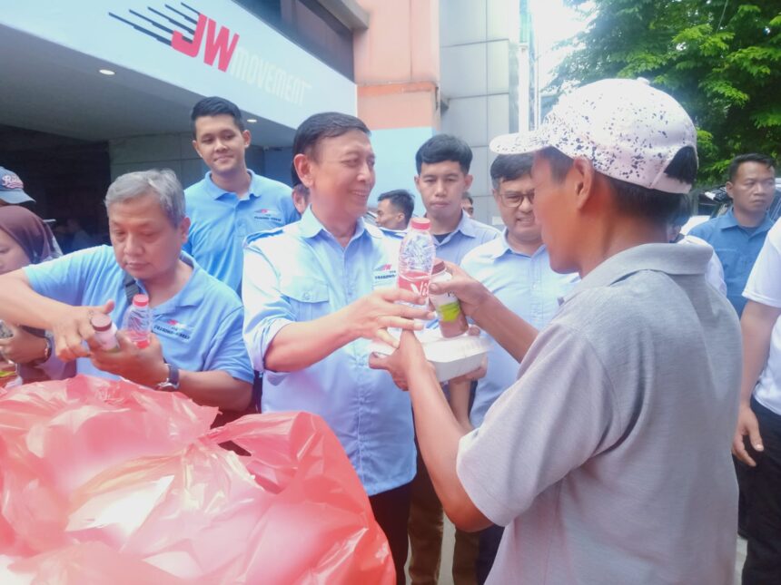 Wiranto bersama sekitar 100 mahasiswa dan milenial membagikan makan siang dan susu gratis bagi 100 warga sekitar. Langkah ini sesuai dengan program yang ditawarkan oleh pasangan Prabowo-Gibran.