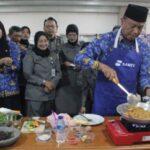 Momen Peringatan Hari Ibu ke-95 Tahun 2023, Wali Kota Jakarta Selatan, Munjirin bersemangat mengikuti Lomba Masak Nasi Goreng di Selasar Kantor Walikota Jakarta Selatan, Jumat (22/12).