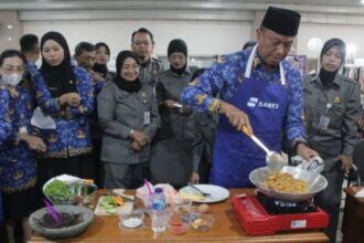 Momen Peringatan Hari Ibu ke-95 Tahun 2023, Wali Kota Jakarta Selatan, Munjirin bersemangat mengikuti Lomba Masak Nasi Goreng di Selasar Kantor Walikota Jakarta Selatan, Jumat (22/12).