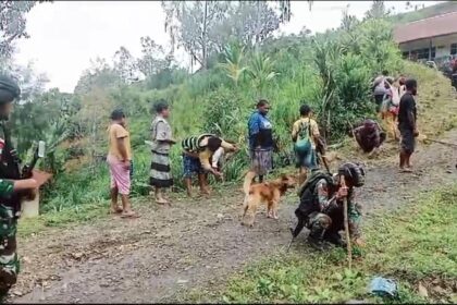 Satgas Yonif 310/KK bersama warga masyarakat gotong royong membersihkan Gereja Katolik Paroki Bintang Timur dan lingkungan di Kampung Abmisibil, Distrik Okbibab, Kabupaten Pegunungan Bintang, Papua, Sabtu (23/12). Foto: Istimewa