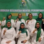 Kompak, Ketua Umum Perhimpunan Saudagar Muslimah Indonesia (PERSAMI), Siti Nur Azizah (tengah, duduk) bersama para anggota Persami lainnya saat menggelar kegiatan Sholawat Damai di kawasan Pondok Indah, Jakarta Selatan, Sabtu (23/12) malam. Foto: Joesvicar Iqbal/ipol.id