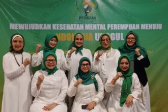 Kompak, Ketua Umum Perhimpunan Saudagar Muslimah Indonesia (PERSAMI), Siti Nur Azizah (tengah, duduk) bersama para anggota Persami lainnya saat menggelar kegiatan Sholawat Damai di kawasan Pondok Indah, Jakarta Selatan, Sabtu (23/12) malam. Foto: Joesvicar Iqbal/ipol.id