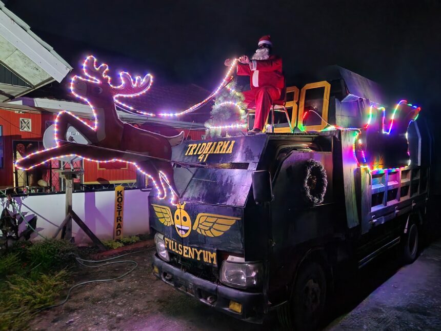 Mobil full senyum disulap menjadi kereta Santa. Foto: Satgas 330/Istimewa