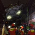 Sejumlah petugas Sudin Penanggulangan Kebakaran dan Penyelamatan Jakarta Timur (Jaktim) mengevakuasi atap rumah warga yang menyangkut pada unit rumah lain di Jalan Cimerak Tengah, Kelurahan/Kecamatan Duren Sawit, Jakarta Timur, Senin (25/12) malam. Foto: Damkar Jaktim