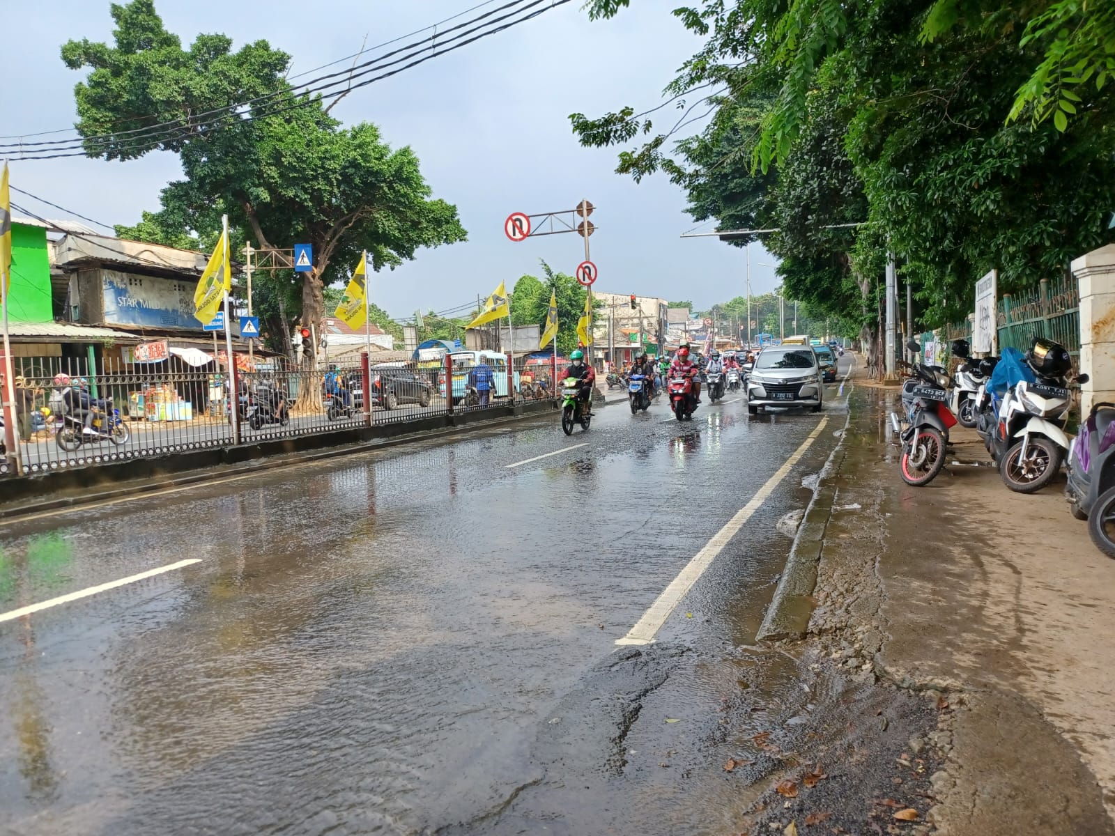 Mendesak. Aliran air Kali Baru kerap meluap ke jalan raya. Foto: dok ipol.id