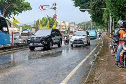 Pengendara roda empat maupun roda dua melintasi kawasan perempatan trafficklight Hek, Jalan Raya Bogor, Kecamatan Kramat Jati, Jakarta Timur, yang kerap tergenang lantaran meluapnya aliran Kali Baru.o