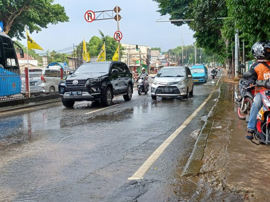 Pengendara roda empat maupun roda dua melintasi kawasan perempatan trafficklight Hek, Jalan Raya Bogor, Kecamatan Kramat Jati, Jakarta Timur, yang kerap tergenang lantaran meluapnya aliran Kali Baru.o
