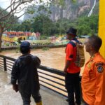 Personel Badan Penanggulangan Bencana Daerah (BPBD) Lima Puluh Kota meninjau lokasi banjir yang merendam area wisata Lembah Harau pada Selasa (26/12).