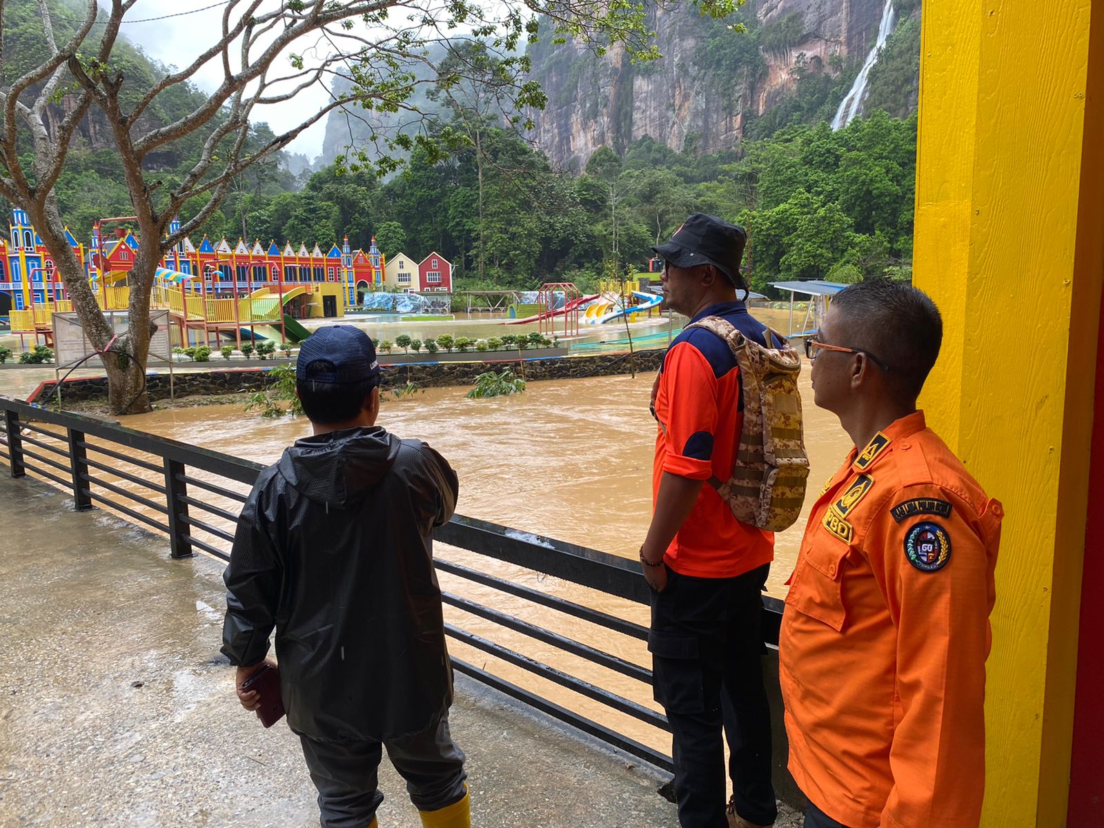 Banjir Dan Longsor Di Kabupaten Lima Puluh Kota, Wisata Lembah Harau ...