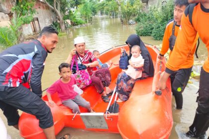 Tim BPBD Kabupaten Aceh Utara membantu proses evakuasi warga terdampak banjir di Kabupaten Aceh Utara, Kamis (28/12).