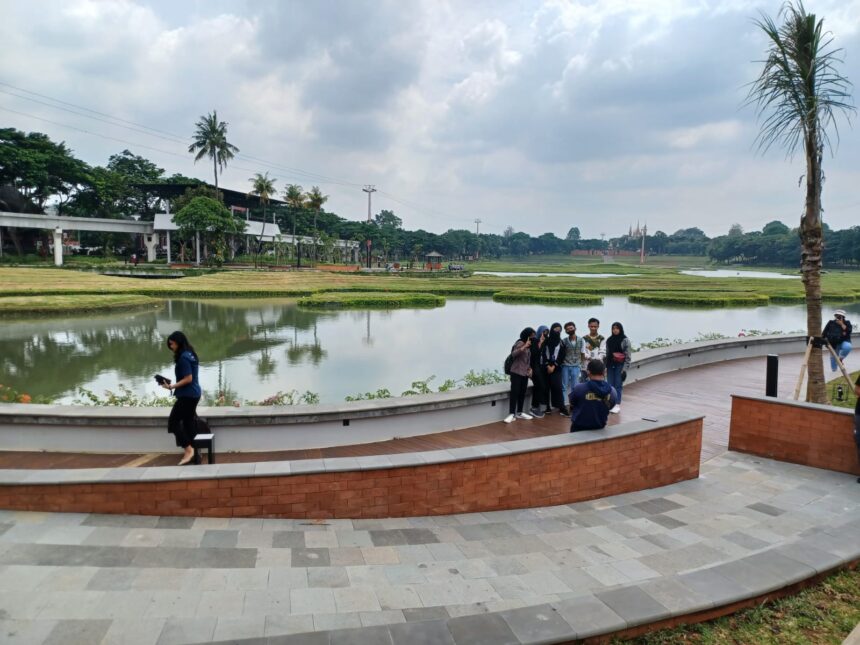 Tempat wisata Taman Mini Indonesia Indah (TMII), Kecamatan Cipayung, Jakarta Timur, pada malam pergantian Tahun 2024 bakal dijaga jajaran Satuan Polisi Pamong Praja (Satpol PP) DKI Jakarta.