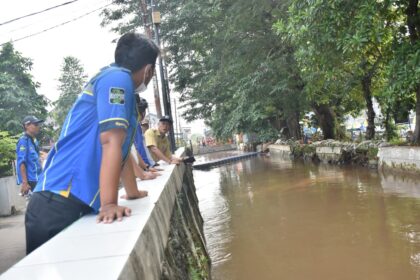 Lurah Tengah, Budi Hartati meninjau langsung pengerjaan pembangunan turap Kali Baru yang digarap Dinas Sumber Daya Air (SDA) DKI Jakarta melalui pihak ketiga di wilayah RW 01, Kelurahan Tengah, Kecamatan Kramat Jati, Jakarta Timur, Kamis (28/12) siang.