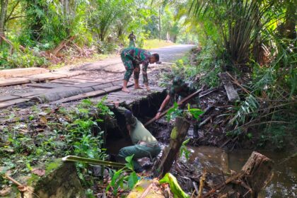 Koramil 1012 - 03/Awang jajaran Kodim 1012/Buntok melakukan pembersihan selokan air di Kecamatan Awang, Kabupaten Barito Timur, Provinsi Kalimantan Tengah, pada Jumat (29/12). Foto: Istimewa