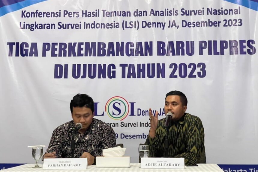 Direktur KCI Lingkaran Survei Indonesia (LSI) Denny JA, Adjie Alfaraby (kanan) saat memaparkan hasil temuan dan analisis survei nasional bertajuk 'Tiga Perkembangan Baru Pilpres di Ujung Tahun 2023' di kantor LSI Denny JA di Rawamangun, Jakarta Timur, Jumat (29/12).