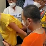 Tersangka Panca Darmansyah, 41, (baju tahanan orange) menjalani rekonstruksi kasus Kekerasan Dalam Rumah Tangga (KDRT) 10 adegan dan 32 adegan kasus pembunuhan 4 anaknya di unit kontrakan di Jagakarsa, pada Jumat (29/12).