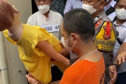 Tersangka Panca Darmansyah, 41, (baju tahanan orange) menjalani rekonstruksi kasus Kekerasan Dalam Rumah Tangga (KDRT) 10 adegan dan 32 adegan kasus pembunuhan 4 anaknya di unit kontrakan di Jagakarsa, pada Jumat (29/12).