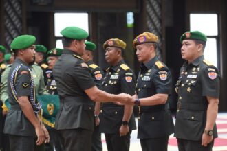 Kepala Staf Angkatan Darat (Kasad) Jenderal TNI Maruli Simanjuntak, saat memimpin Serah Terima Jabatan (Sertijab) Pangdam XIV/Hasanuddin dari Mayjen TNI Totok Imam Santoso kepada Mayjen TNI Bobby Rinal Makmun serta lima jabatan lain di lingkungan Angkatan Darat, bertempat di Markas Besar Angkatan Darat (Mabesad) Jakarta, Jumat (29/12). Foto: Dispenad