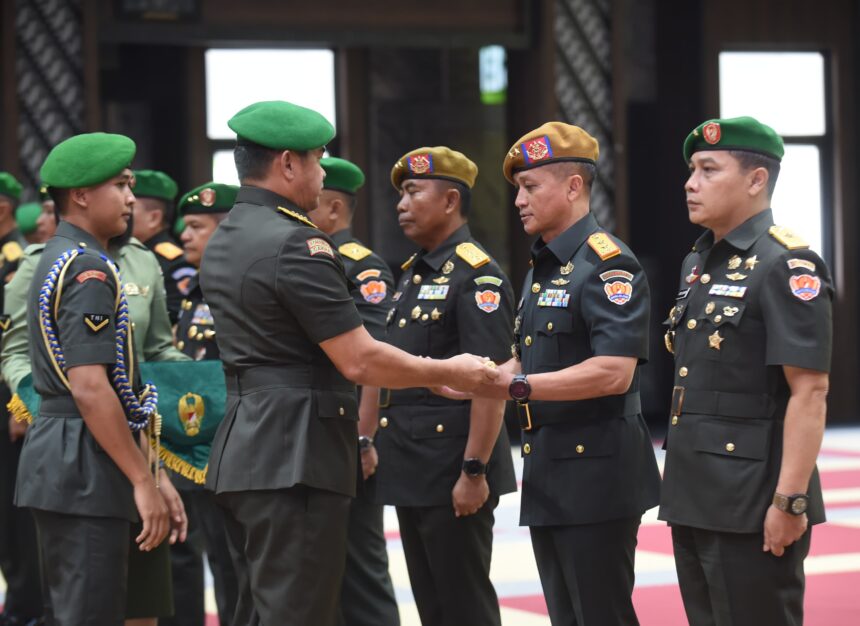 Kepala Staf Angkatan Darat (Kasad) Jenderal TNI Maruli Simanjuntak, saat memimpin Serah Terima Jabatan (Sertijab) Pangdam XIV/Hasanuddin dari Mayjen TNI Totok Imam Santoso kepada Mayjen TNI Bobby Rinal Makmun serta lima jabatan lain di lingkungan Angkatan Darat, bertempat di Markas Besar Angkatan Darat (Mabesad) Jakarta, Jumat (29/12). Foto: Dispenad