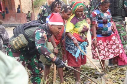 Satgas 330 dan masyarakat Kampung Bazemba menggelar acara tradisi bakar batu, bertempat di halaman gereja kampung Bazemba, Kabupaten Intan Jaya, Papua Tengah, Sabtu (30/12). Foto: Ist