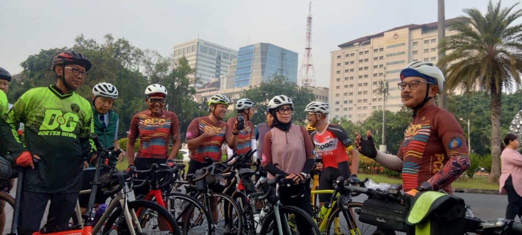 Para almuni FKUB Malang, siap gowes mempromosikan gaya hidup sehat dan tetap berkarya di usia lanjut. Foto: tim /ipol.id