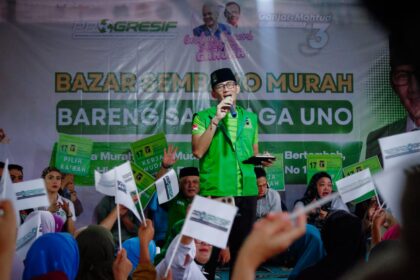 Ketua Dewan Pakar Pasangan Calon Presiden (Capres) dan Calon Wakil Presiden (Cawapres) Nomor Urut 3 Ganjar Pranowo-Mahfud MD, Sandiaga Uno bersama relawan Program Gotong Royong Untuk Ekonomi Sejahtera dan Inklusif (Progresif) saat berkunjung di Kampung Pondokleungir, Desa Cisande, Kecamatan Cicantayan, Sukabumi, Jawa Barat, Jumat (29/12) sore. Foto: Progresif