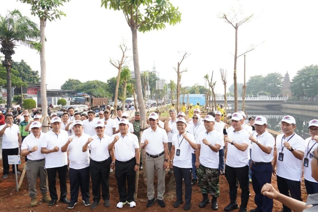 PLN Unit Induk Distribusi (UID) Jakarta Raya dan Pemerintah Provinsi DKI Jakarta gelar aksi tanam pohon di bantaran Sungai Kalideres, Duri Kosambi, Cengkareng, Jakarta Barat. Aksi yang digelar pada Jumat (29/12/2023) ini dilakukan bukan hanya demi penghijauan. Namun juga sebagai bentuk kontribusi PLN untuk menyumbangkan oksigen bagi langit Jakarta. Foto/ist