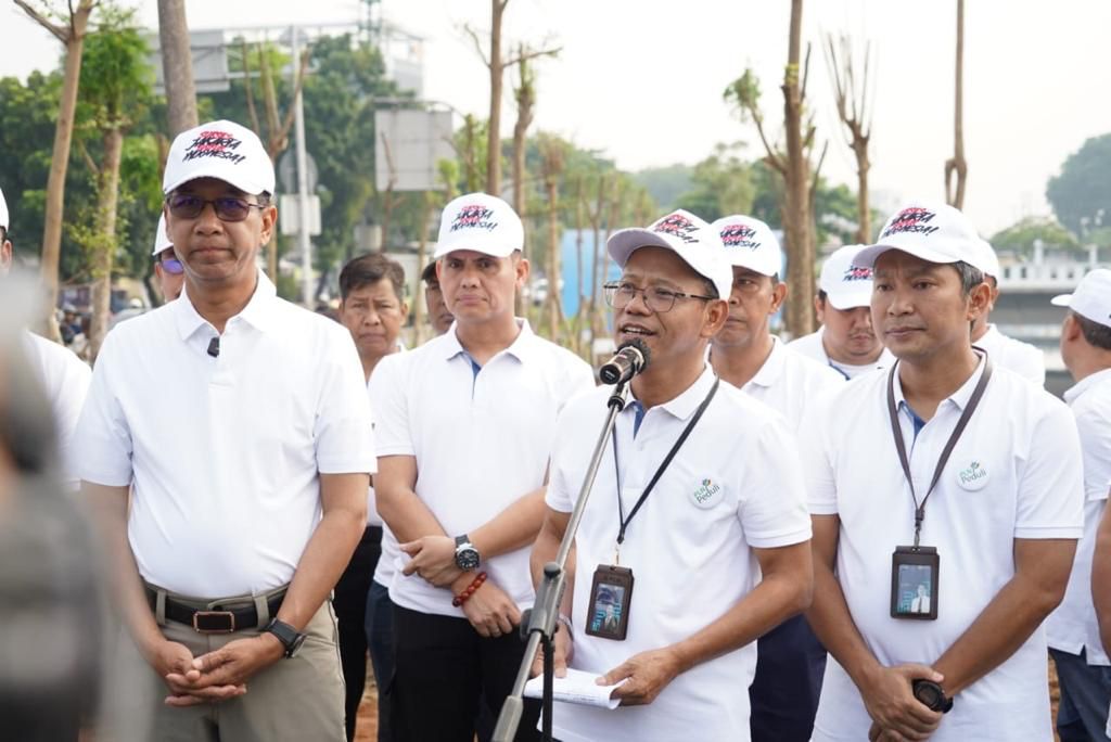 PLN Unit Induk Distribusi (UID) Jakarta Raya dan Pemerintah Provinsi DKI Jakarta gelar aksi tanam pohon di bantaran Sungai Kalideres, Duri Kosambi, Cengkareng, Jakarta Barat. Aksi yang digelar pada Jumat (29/12/2023) ini dilakukan bukan hanya demi penghijauan. Namun juga sebagai bentuk kontribusi PLN untuk menyumbangkan oksigen bagi langit Jakarta. Foto/ist