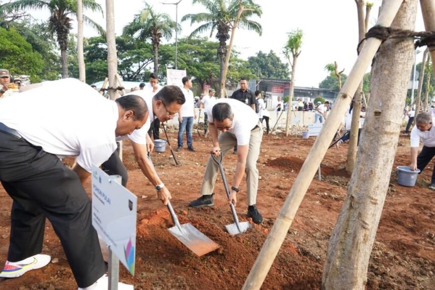 PLN Unit Induk Distribusi (UID) Jakarta Raya dan Pemerintah Provinsi DKI Jakarta gelar aksi tanam pohon di bantaran Sungai Kalideres, Duri Kosambi, Cengkareng, Jakarta Barat. Aksi yang digelar pada Jumat (29/12/2023) ini dilakukan bukan hanya demi penghijauan. Namun juga sebagai bentuk kontribusi PLN untuk menyumbangkan oksigen bagi langit Jakarta. Foto/ist