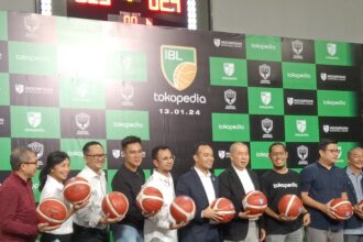 Direktur Utama Indonesia Basketball Leageu (IBL) Junas Miradiarsyah dan pemilik klub basket berpose bersama dalam acara dalam acara Media Day di Jakarta, Selasa (12/12/2023). Foto/ipol