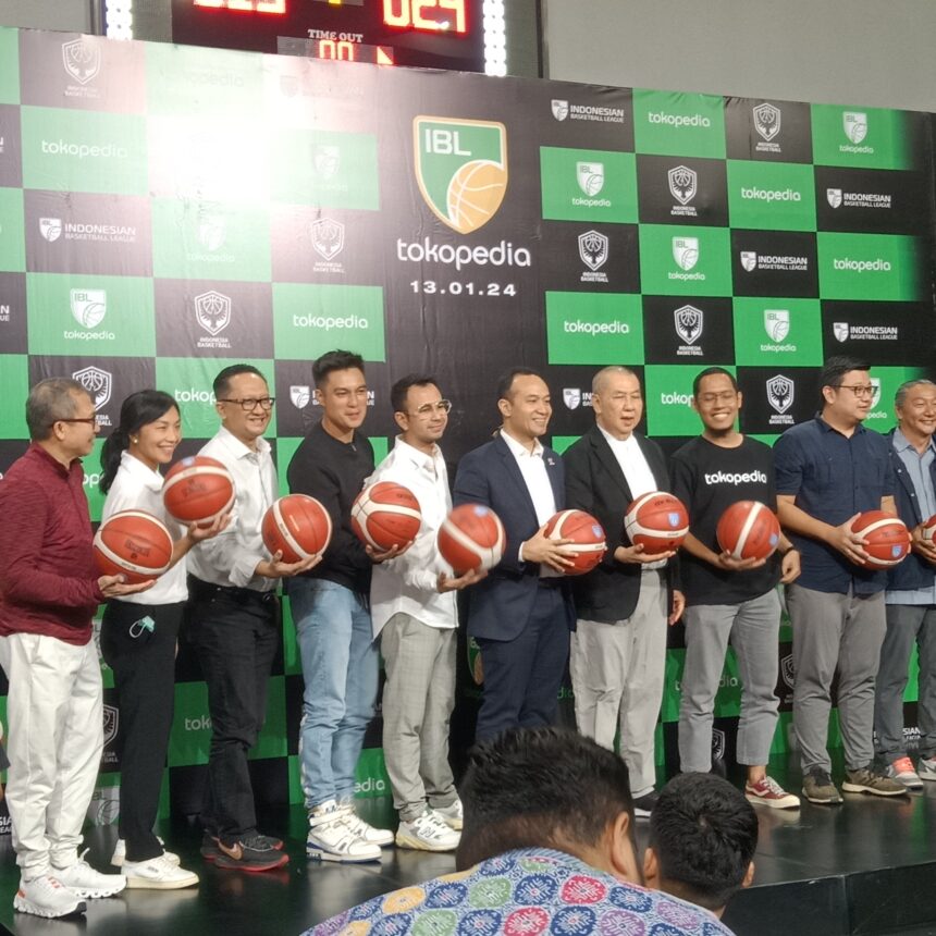 Direktur Utama Indonesia Basketball Leageu (IBL) Junas Miradiarsyah dan pemilik klub basket berpose bersama dalam acara dalam acara Media Day di Jakarta, Selasa (12/12/2023). Foto/ipol