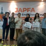 GM Utut Adianto Membagikan hadiah pemenang Turnamen Catur JAPFA Year End 2023 yang berhadiah total Rp73.400.000 dii Kantor Kemenpora Jakarta, 15-17 Desember 2023. Foto/ipol