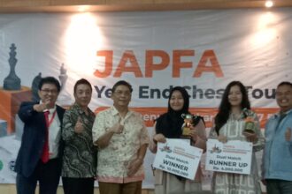 GM Utut Adianto Membagikan hadiah pemenang Turnamen Catur JAPFA Year End 2023 yang berhadiah total Rp73.400.000 dii Kantor Kemenpora Jakarta, 15-17 Desember 2023. Foto/ipol
