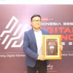 Direktur Pemasaran BRI Life Sutadi menerima penghargaan Best Digital Finance for Development of an Integrated Insurance Service System. Foto: Ist