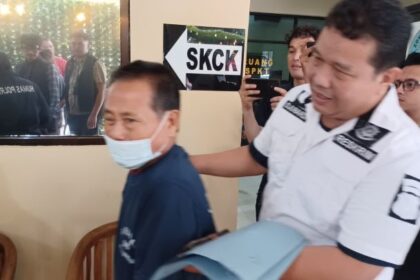 Tersangka residivis bandar judi togel (toto gelap), Dudung, 64, dihadirkan dalam pengungkapan kasus perjudian jenis toto gelap (togel) di pimpin oleh Kapolsek Jatinegara, Jakarta Timur, Kompol Chitya Intania Kusnita di Mapolsek, Jumat (8/12). Foto: Joesvicar Iqbal/ipol.id