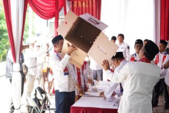 Ketua Divisi Teknis Penyelenggaraan Pemilu Komisi Pemilihan Umum (KPU) DKI Jakarta, Dody Wijaya, Ketua KPU Jakarta Timur (Jaktim), Tedi Kurnia dan Ketua Divisi Teknis Penyelenggaraan Pemilu KPU Jaktim, Carlos Paath saat simulasi pemungutan dan penghitungan suara di Kantor KPU Jaktim, Pulogadung, Senin (18/12). Foto: KPU Jaktim