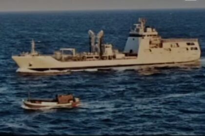 KRI Bontang-907 menghalau kapal kayu pengungsi Rohingya di Timur Pulau Weh, Sabang. Foto: IG, @terang_media (tangkap layar)