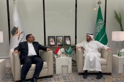 Menteri Agama Yaqut Cholil Qoumas saat bertemu dengan Menteri Haji dan Umrah Arab Saudi, Taufiq F Al Rabiah di Jeddah. Foto: Kemenag