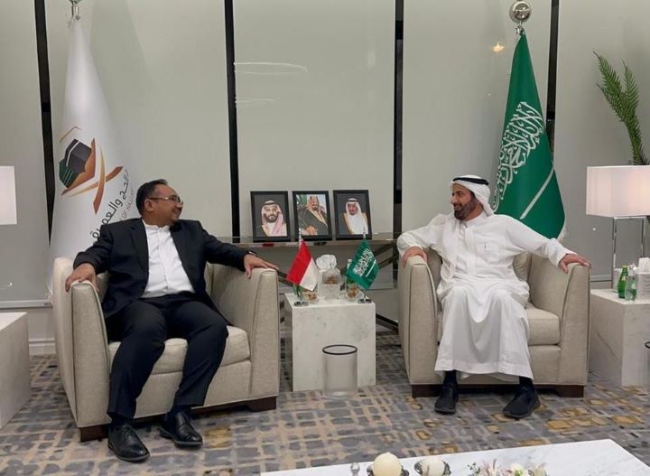 Menteri Agama Yaqut Cholil Qoumas saat bertemu dengan Menteri Haji dan Umrah Arab Saudi, Taufiq F Al Rabiah di Jeddah. Foto: Kemenag