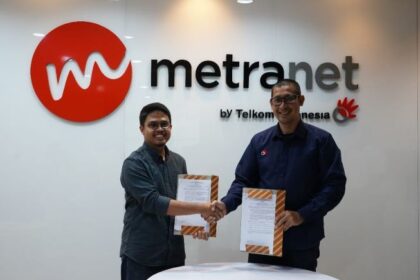 Direktur Bisnis Metranet, Faisal Yusuf (kanan) dan CEO Rakamin, Andika Deni Prasetya usai penandatanganan kerja sama penguatan Business Operations Management antara Scala by Metranet (Scala) dan Rakamin, beberapa waktu lalu. Foto: Telkom Indonesia