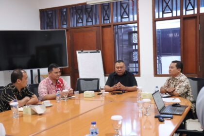 Pengamat komunikasi politik dari Universitas Paramdina , Hendri Satri (tengah) saat memaparkan pendapatnya dalam diskusi yang digelar di Kampus Paramadina.