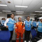 Direktur Utama PLN Darmawan Prasodjo (dua dari kiri) didampingi Direktur Pembangkitan PLN Adi Lumakso (kiri) saat memantau langsung kesiapan pembangkit yang beroperasi untuk memenuhi kebutuhan listrik di Jakarta saat perayaan Natal 2023. Foto: Istimewa