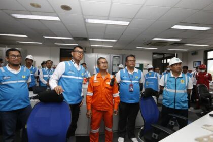 Direktur Utama PLN Darmawan Prasodjo (dua dari kiri) didampingi Direktur Pembangkitan PLN Adi Lumakso (kiri) saat memantau langsung kesiapan pembangkit yang beroperasi untuk memenuhi kebutuhan listrik di Jakarta saat perayaan Natal 2023. Foto: Istimewa