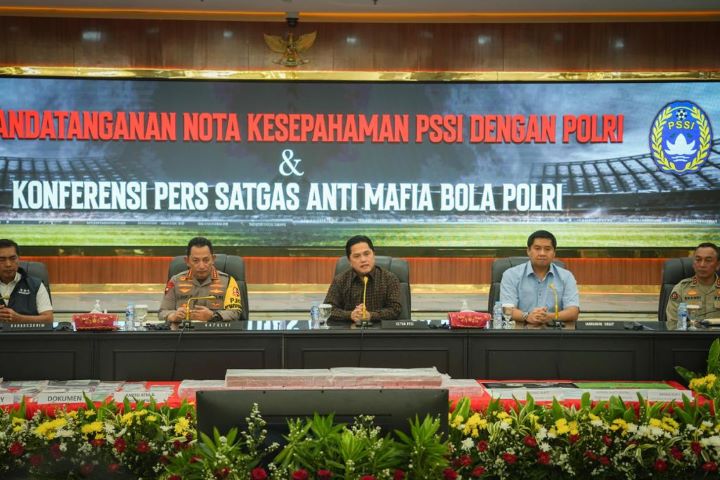 PSSI dan Polri saat melakukan konferensi pers bersama terkait mafia bola. Foto: PSSI