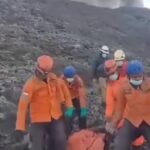 Tim Gabungan SAR Marapi tengah mengevakuasi pendaki yang meninggal karena gunung tersebut erupsi. Foto: BNPB